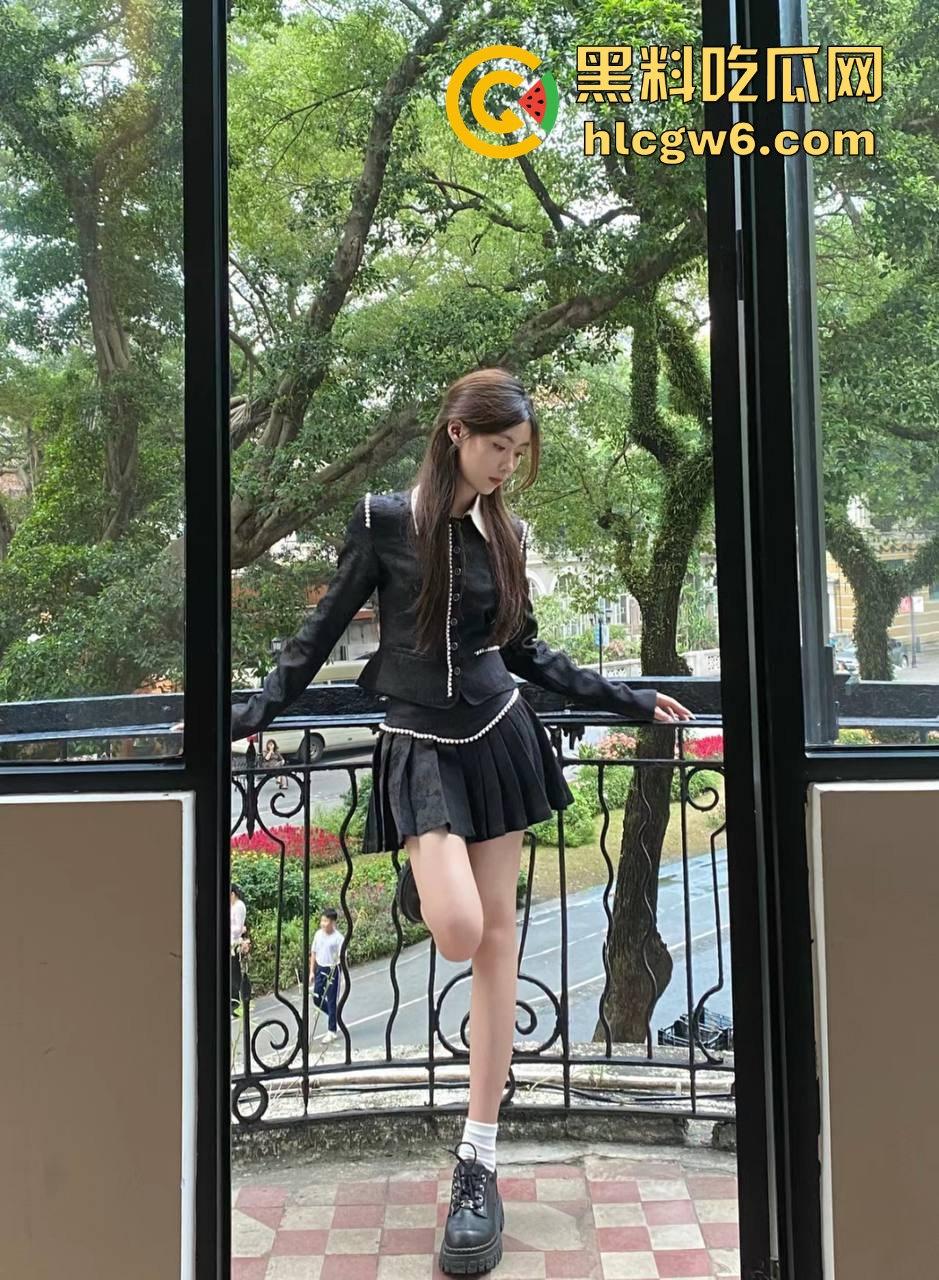 约炮05年嫩妹粉鲍细腰粉乳诱人到炸裂，粉嫩鲍鱼娇羞带滴一碰就水漫金山，这么顶的货怎么舍得戴套！  第3张