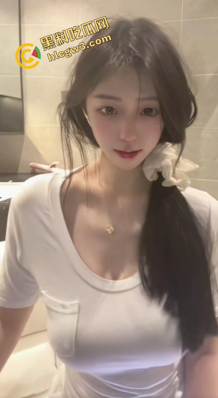 云南大理反差婊人妻母狗『廖嘉艺』丸子头大雷女神 商场露出浴缸激情！独家流出！  第3张