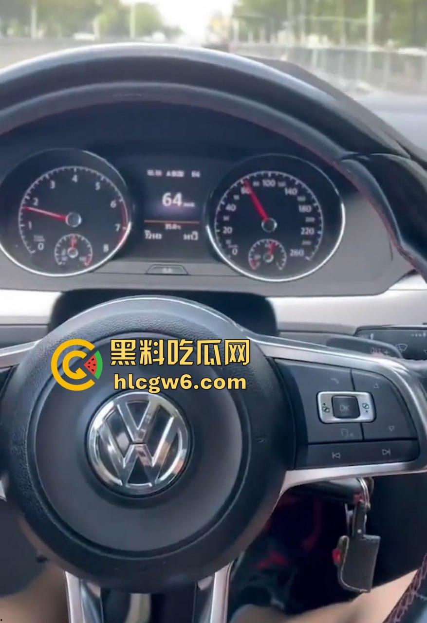 大众高尔夫驾驶过程中车震自拍视频 戴眼镜的职场美女疯狂吞吐J8 感觉她给车主口交 自己也能高潮！  第1张