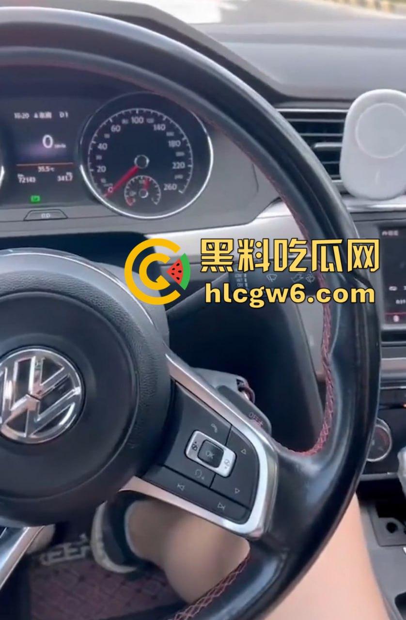 大众高尔夫驾驶过程中车震自拍视频 戴眼镜的职场美女疯狂吞吐J8 感觉她给车主口交 自己也能高潮！  第3张