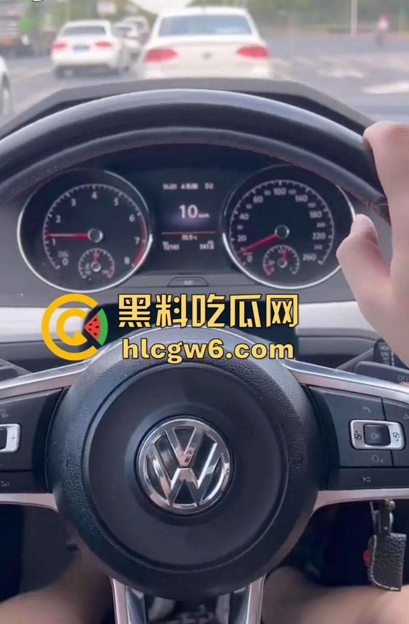 大众高尔夫驾驶过程中车震自拍视频 戴眼镜的职场美女疯狂吞吐J8 感觉她给车主口交 自己也能高潮！  第5张