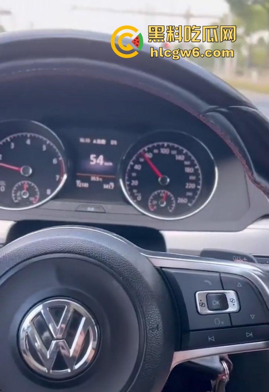 大众高尔夫驾驶过程中车震自拍视频 戴眼镜的职场美女疯狂吞吐J8 感觉她给车主口交 自己也能高潮！  第10张