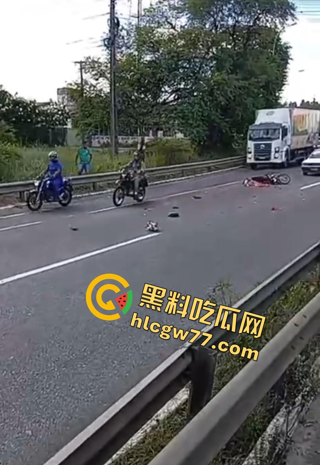 巴西若昂佩索阿摩托车手脸撕裂头断身碎！血腥车祸脸直接撕裂开，路人还想上去捡肾脏！  第1张