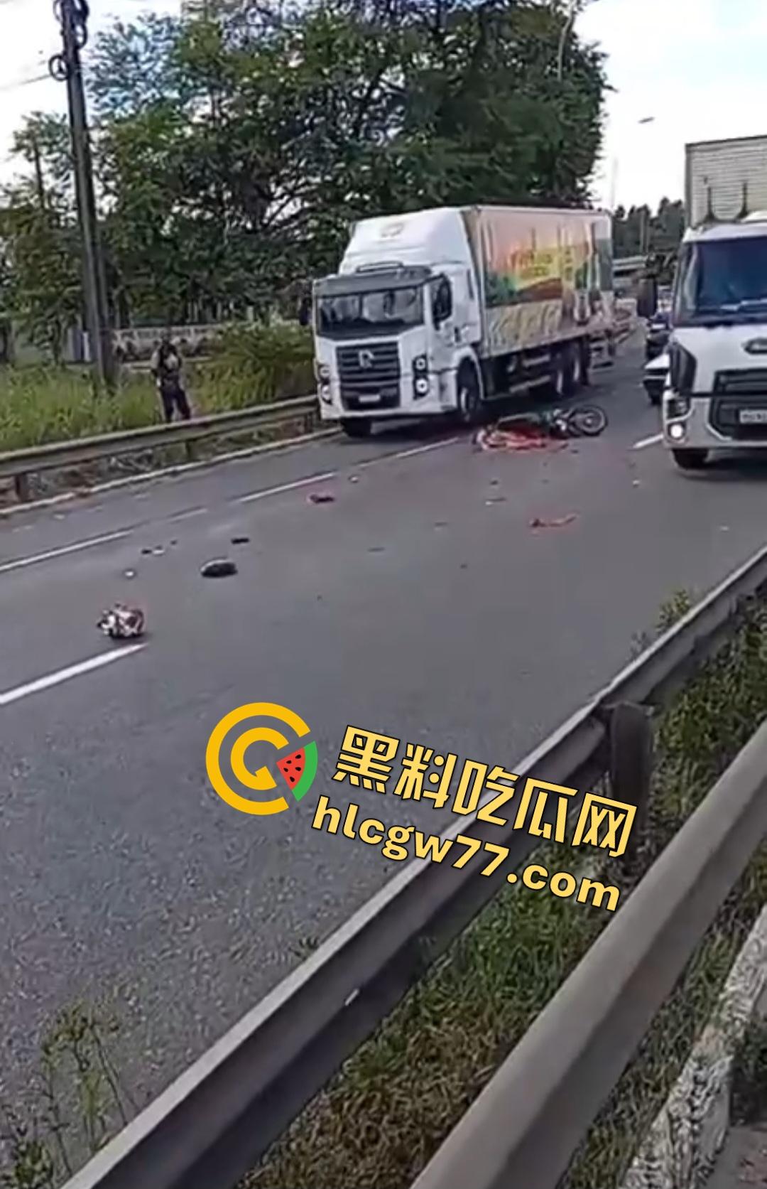 巴西若昂佩索阿摩托车手脸撕裂头断身碎！血腥车祸脸直接撕裂开，路人还想上去捡肾脏！  第2张