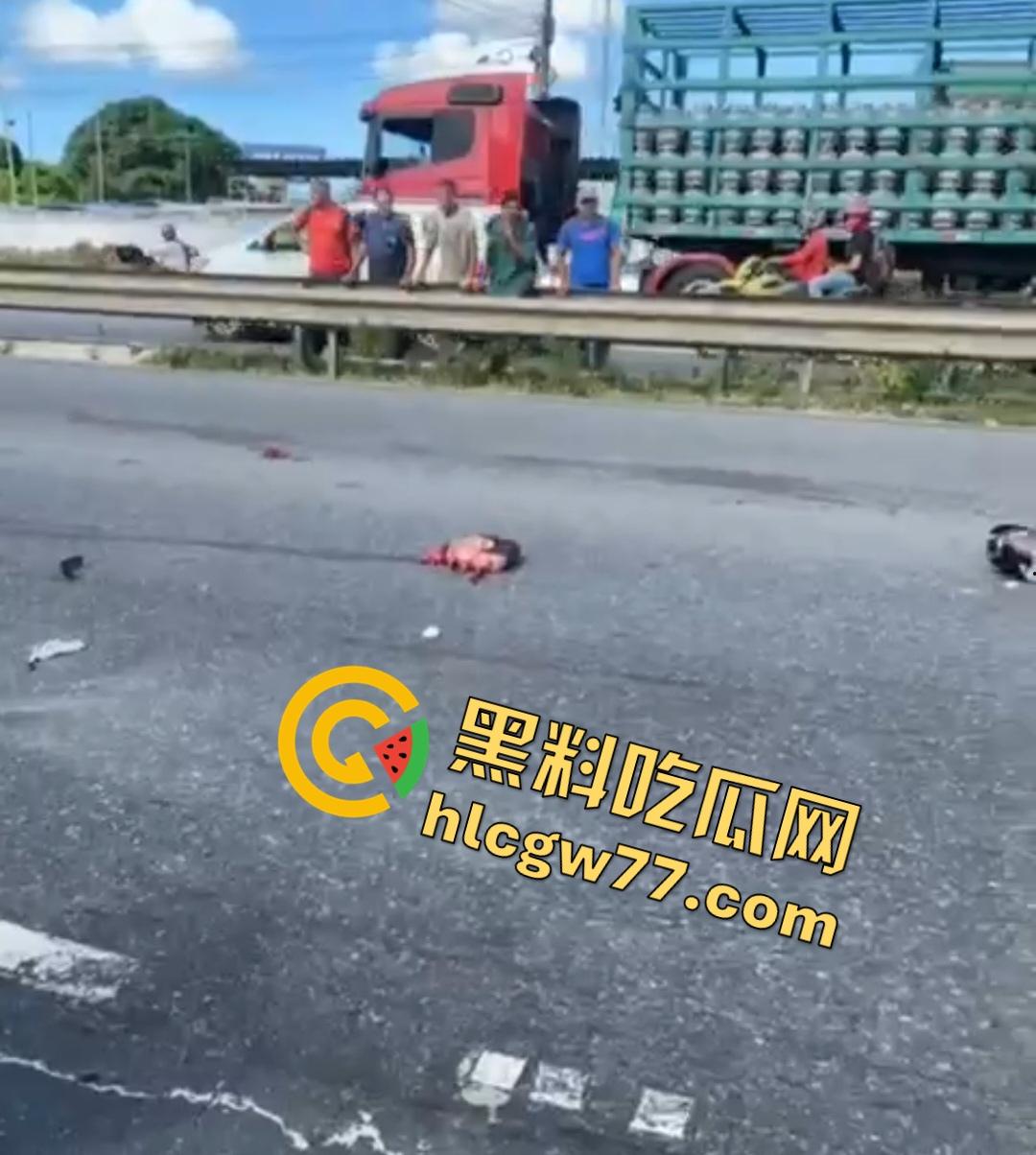 巴西若昂佩索阿摩托车手脸撕裂头断身碎！血腥车祸脸直接撕裂开，路人还想上去捡肾脏！  第3张