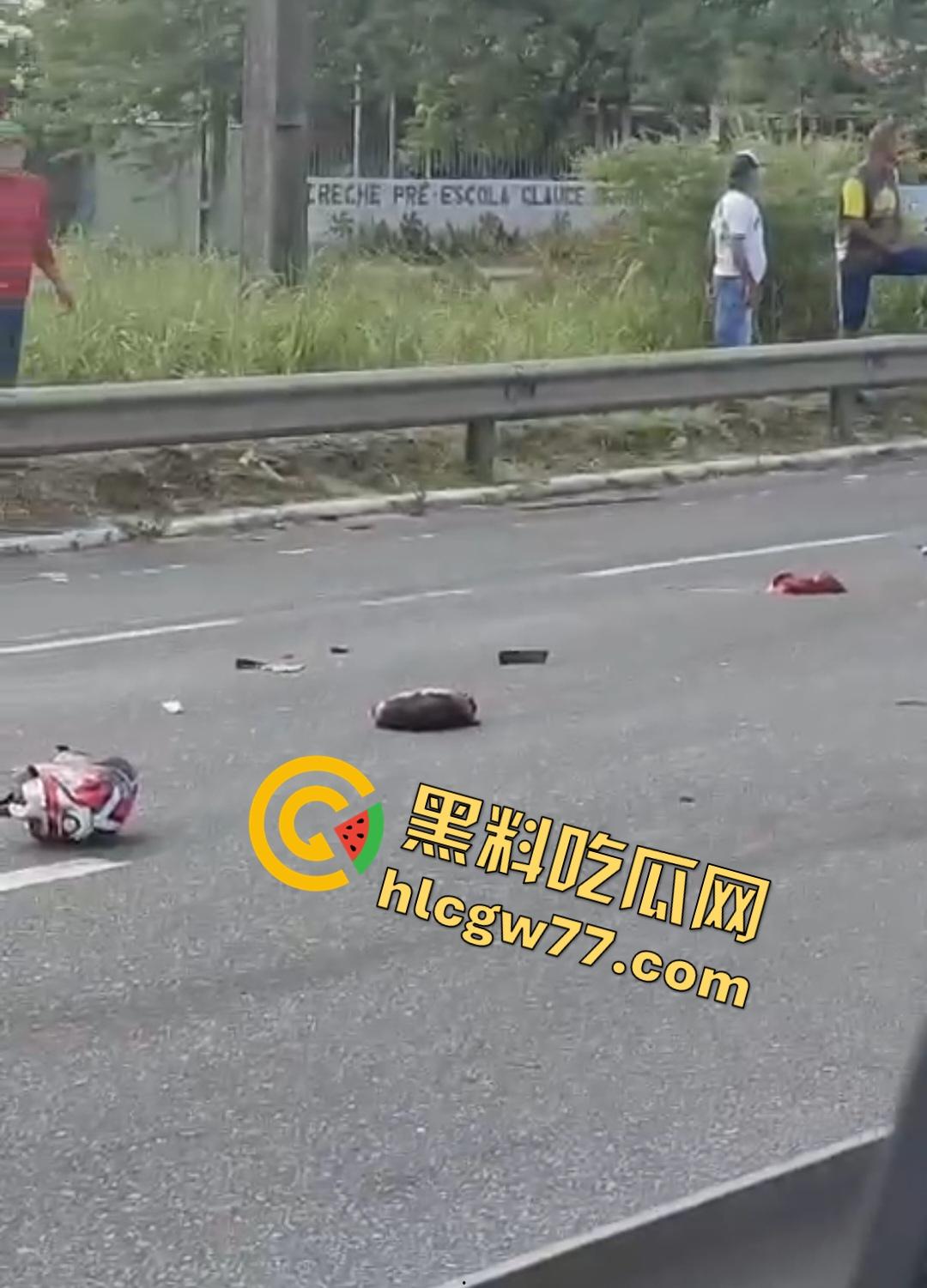 巴西若昂佩索阿摩托车手脸撕裂头断身碎！血腥车祸脸直接撕裂开，路人还想上去捡肾脏！  第4张