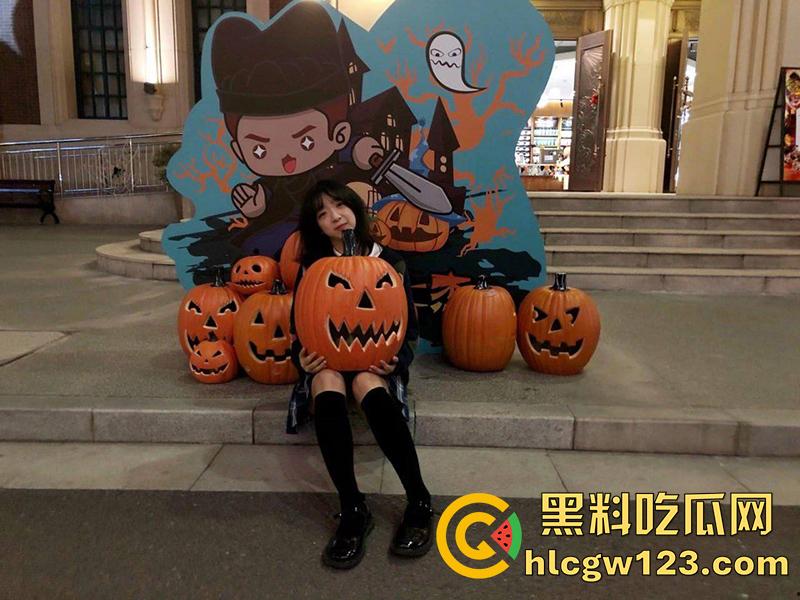 河南清纯嫩妹【陈欣彤】，贫乳反差JK学生妹，肌肤白嫩口活一流，和大叔酒店约炮视频流出！  第1张