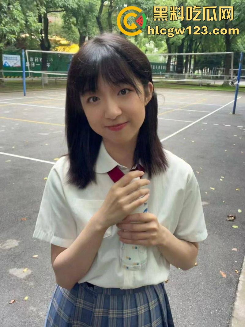 河南清纯嫩妹【陈欣彤】，贫乳反差JK学生妹，肌肤白嫩口活一流，和大叔酒店约炮视频流出！  第3张