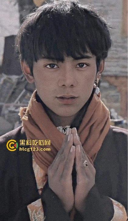 理塘王丁真降临，low逼才抽纸烟，男人该抽电子烟！90周年《What makes me smoke》致纸烟党，草泥马丁真！  第1张