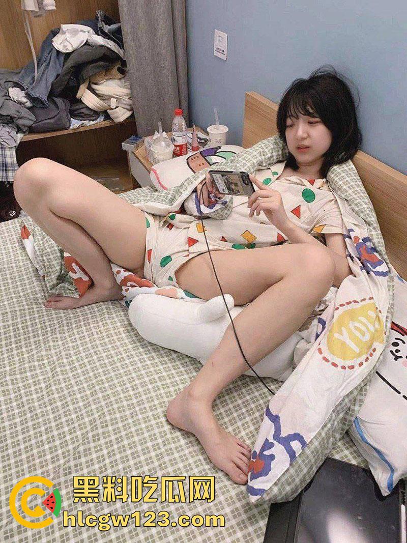 河南清纯嫩妹【陈欣彤】，贫乳反差JK学生妹，肌肤白嫩口活一流，和大叔酒店约炮视频流出！  第4张