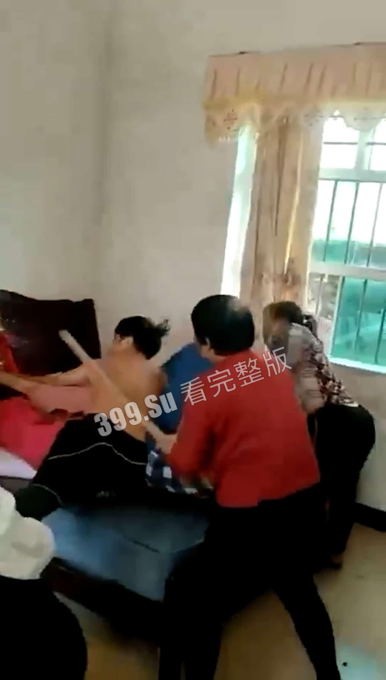 捉奸合集  想当老王就先看看万一被抓到 是什么下场吧 第4张