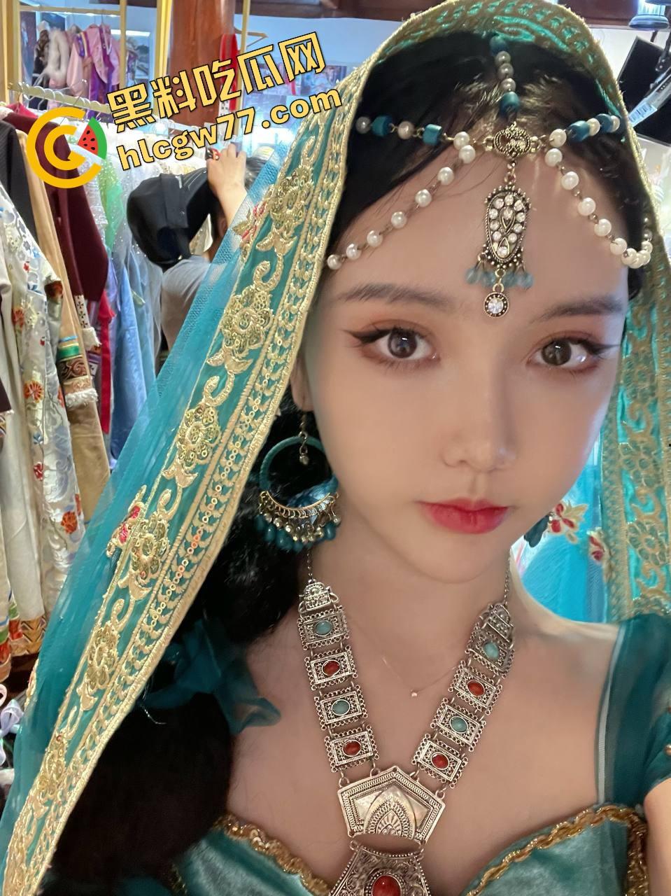 别看高中时装得纯，济南这【黄薇】私下骚得能申请国家级认证了，宿舍自拍都能剪出一部AV！  第1张