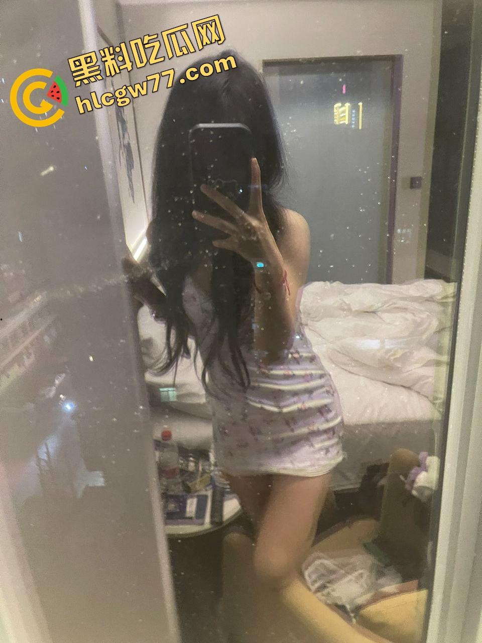 别看高中时装得纯，济南这【黄薇】私下骚得能申请国家级认证了，宿舍自拍都能剪出一部AV！  第10张