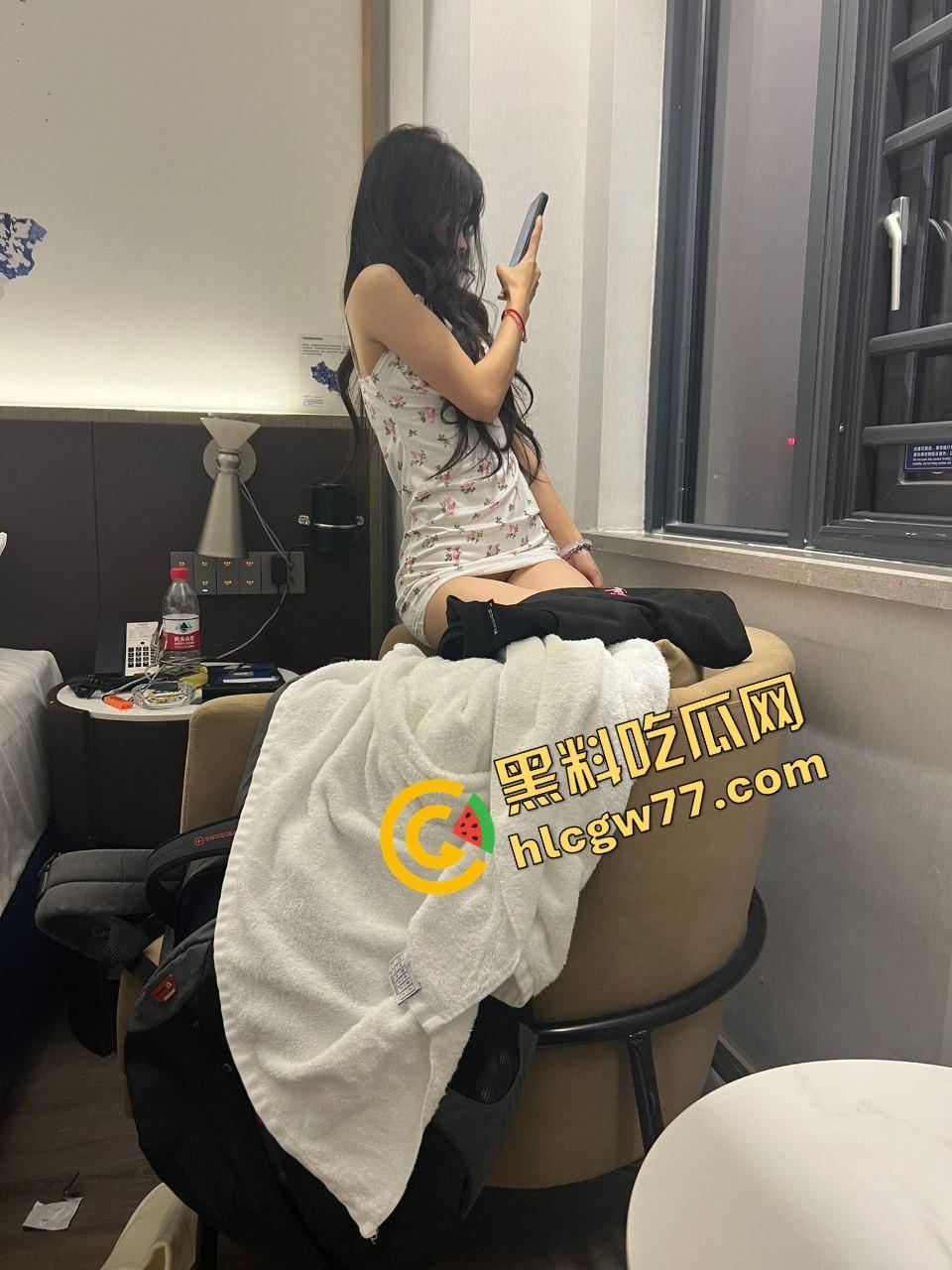 别看高中时装得纯，济南这【黄薇】私下骚得能申请国家级认证了，宿舍自拍都能剪出一部AV！  第13张