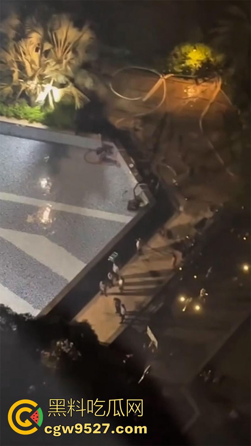 死神来了真实上演，广东清远一小孩，在泳池游泳被吸入下水道，消防员凿地救援，这也太可怕了！  第7张