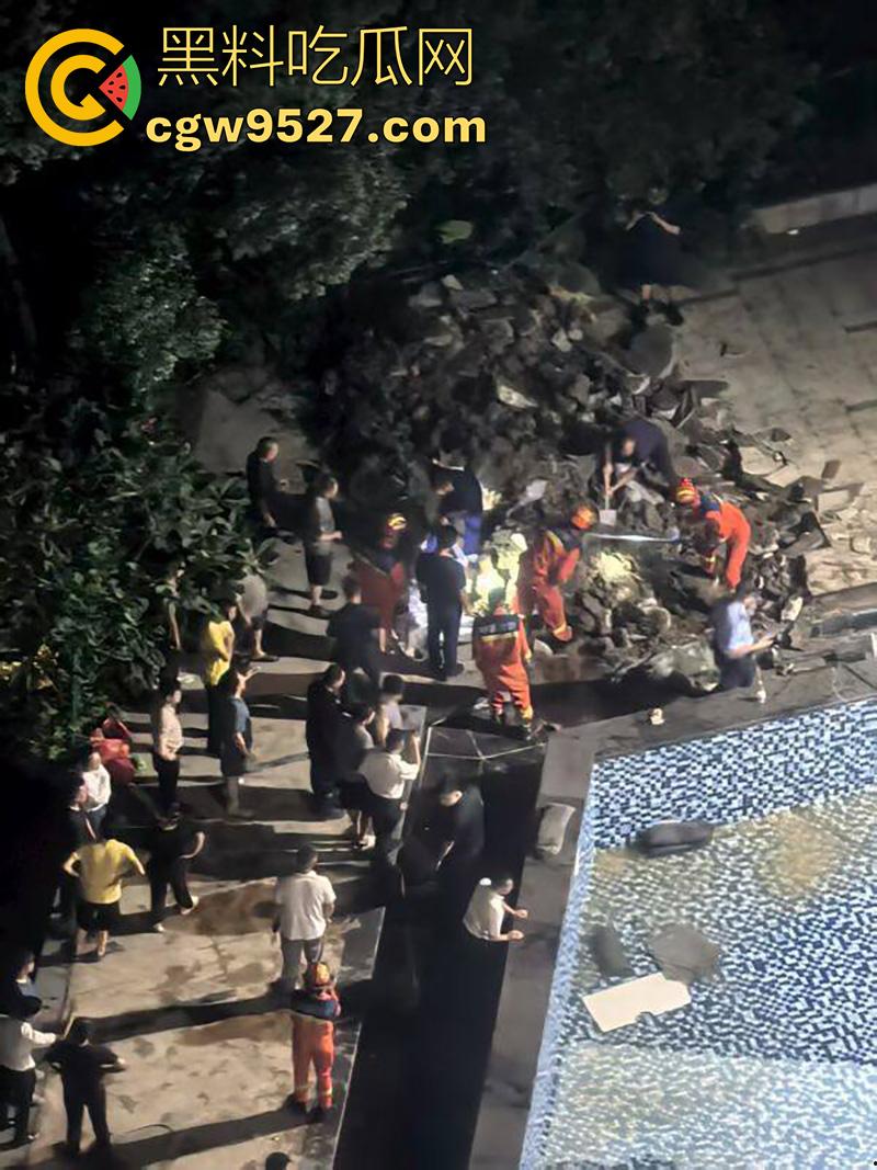 死神来了真实上演，广东清远一小孩，在泳池游泳被吸入下水道，消防员凿地救援，这也太可怕了！  第8张