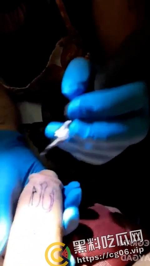 网上疯传真实 阴茎纹身 秘密过程 纹身师需要定时口交保证鸡鸡坚硬  第2张