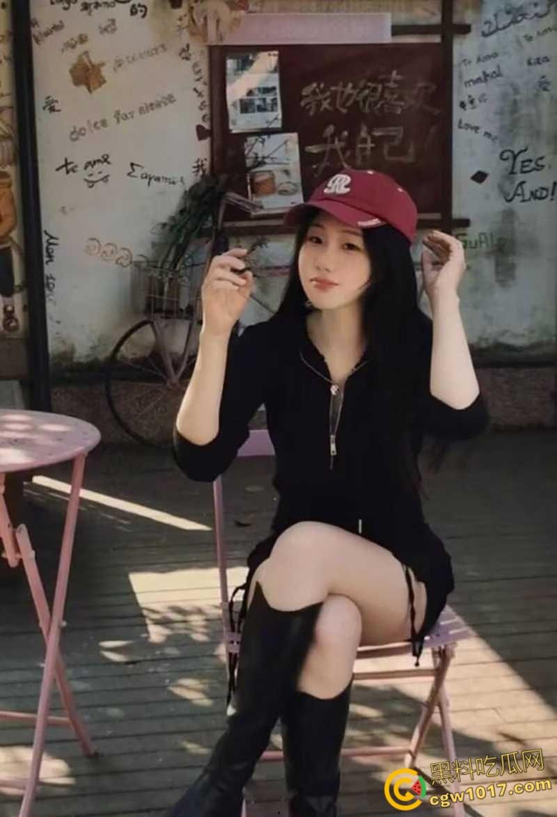 上海大奶甜妹【马雪莹】清纯少女初尝禁果，拍露脸裸片撩拨求操，玩骑乘后入被指奸撩阴，挨操还会吸吮手指！  第1张