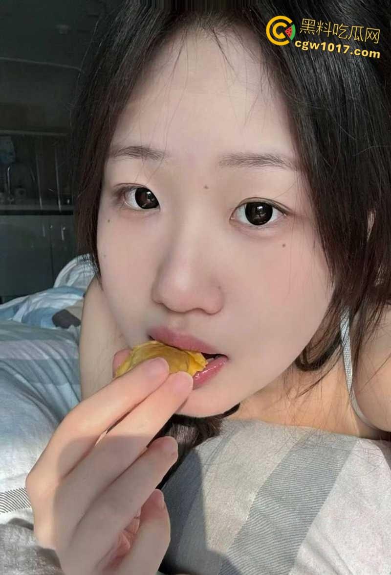 上海大奶甜妹【马雪莹】清纯少女初尝禁果，拍露脸裸片撩拨求操，玩骑乘后入被指奸撩阴，挨操还会吸吮手指！  第4张