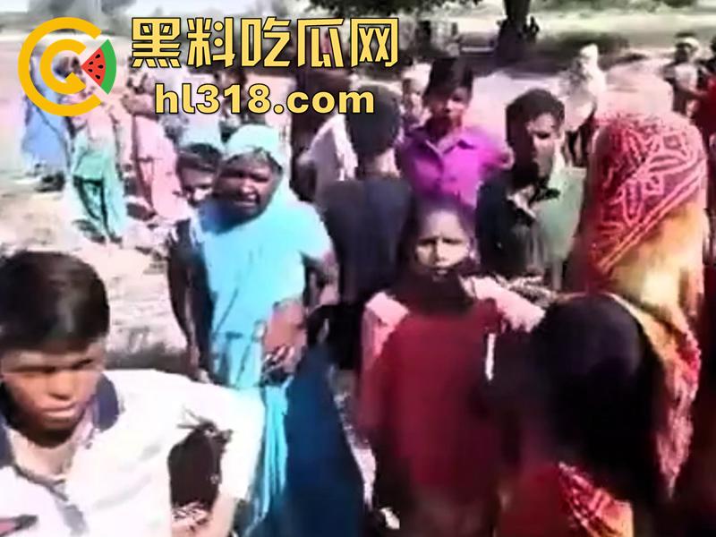 印度农场突发事故，男子偷闲抽烟时，遭同伴恶搞吓唬，竟意外卷入收割机，胸部以下被当场碾碎！  第1张