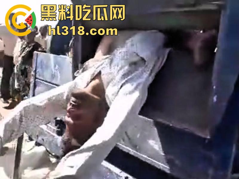 印度农场突发事故，男子偷闲抽烟时，遭同伴恶搞吓唬，竟意外卷入收割机，胸部以下被当场碾碎！  第2张