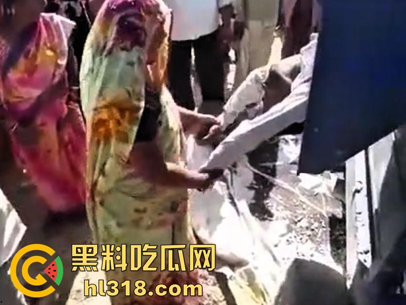 印度农场突发事故，男子偷闲抽烟时，遭同伴恶搞吓唬，竟意外卷入收割机，胸部以下被当场碾碎！  第6张