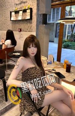 福建福清杨美琪 公交车烂逼一个 经常约炮勾引男人 还没事搞个3p让自己爽爽 明明能当女神非要做骚逼  第3张