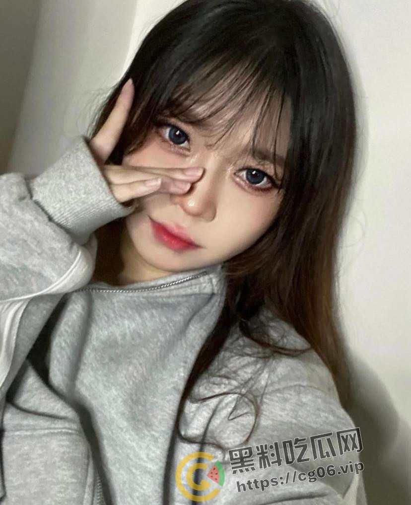 广东科技大学大一新生  粉头发的妹妹 追着体育生学长求草 主动要求录像 颜值风骚一顶一的棒 第1张