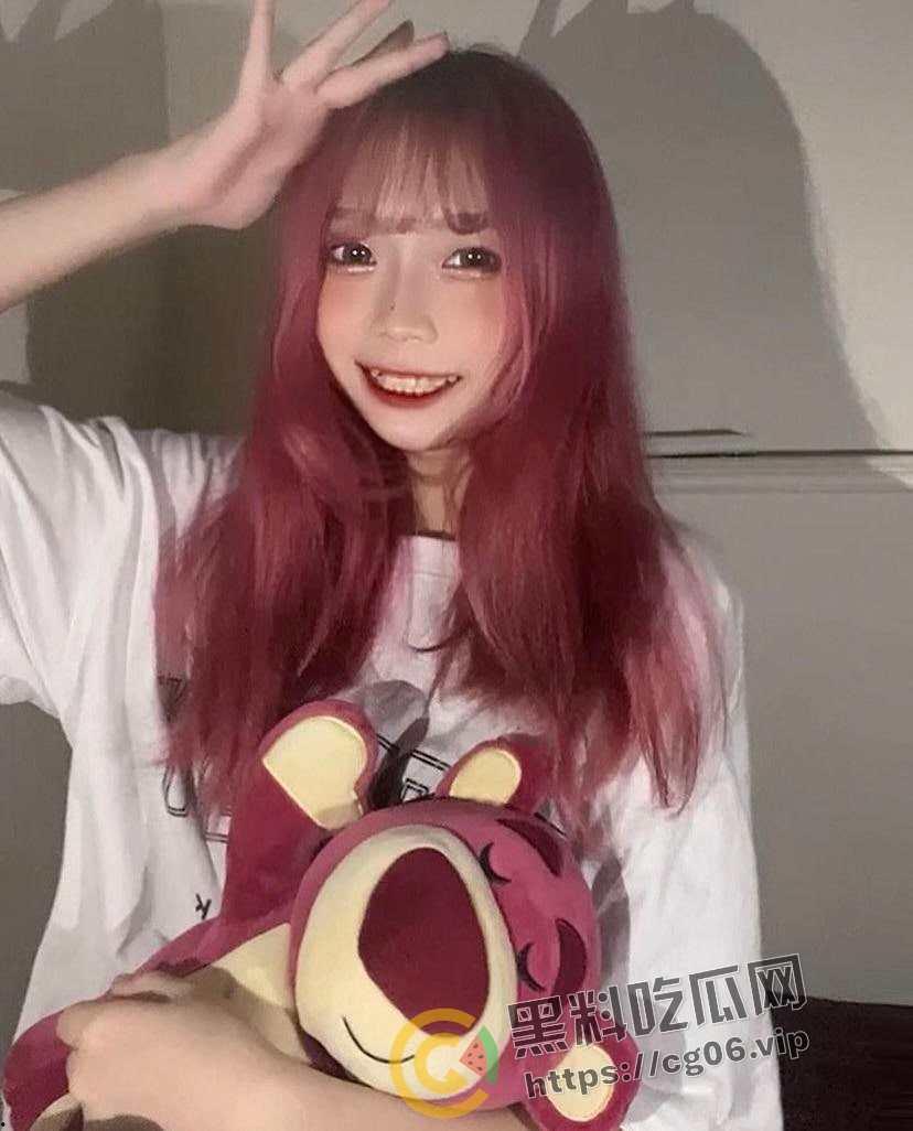 广东科技大学大一新生  粉头发的妹妹 追着体育生学长求草 主动要求录像 颜值风骚一顶一的棒 第2张