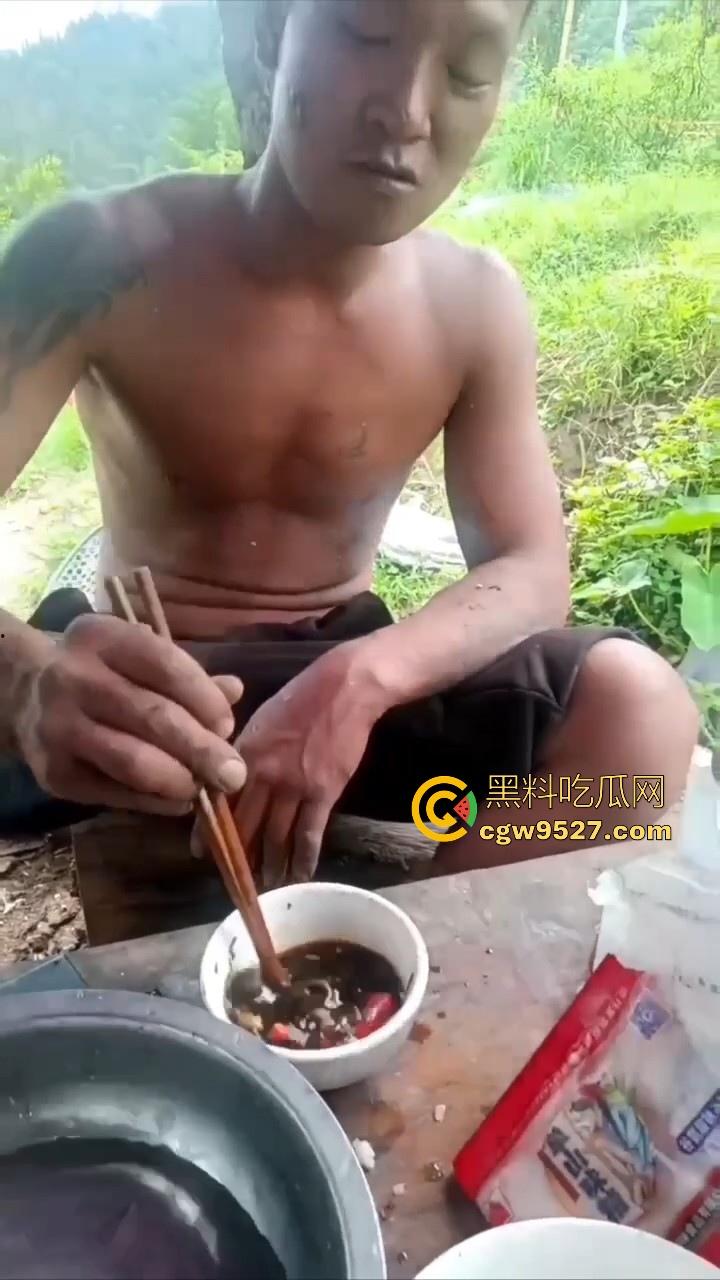 不是哥们这都能生吃呀！真不怕得病?真的极其重口，生吞小老鼠，也不怕得病 ！  第3张