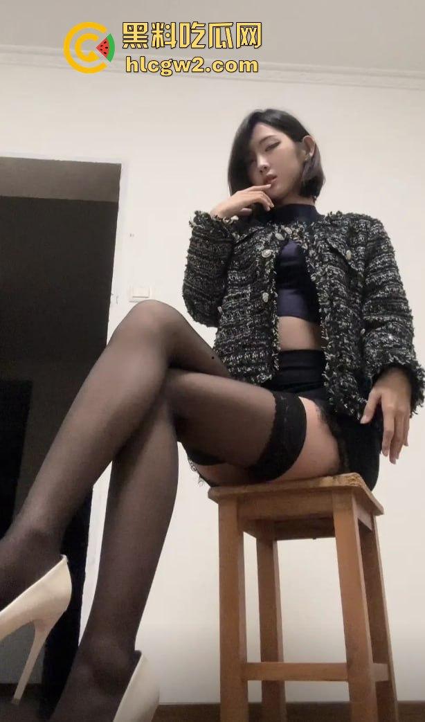 抖音40W粉反差婊网红【行简】第二弹母狗属性拉满 穿白丝露穴直播  前面刚玩出翔现在又来新骚操作！ 第3张