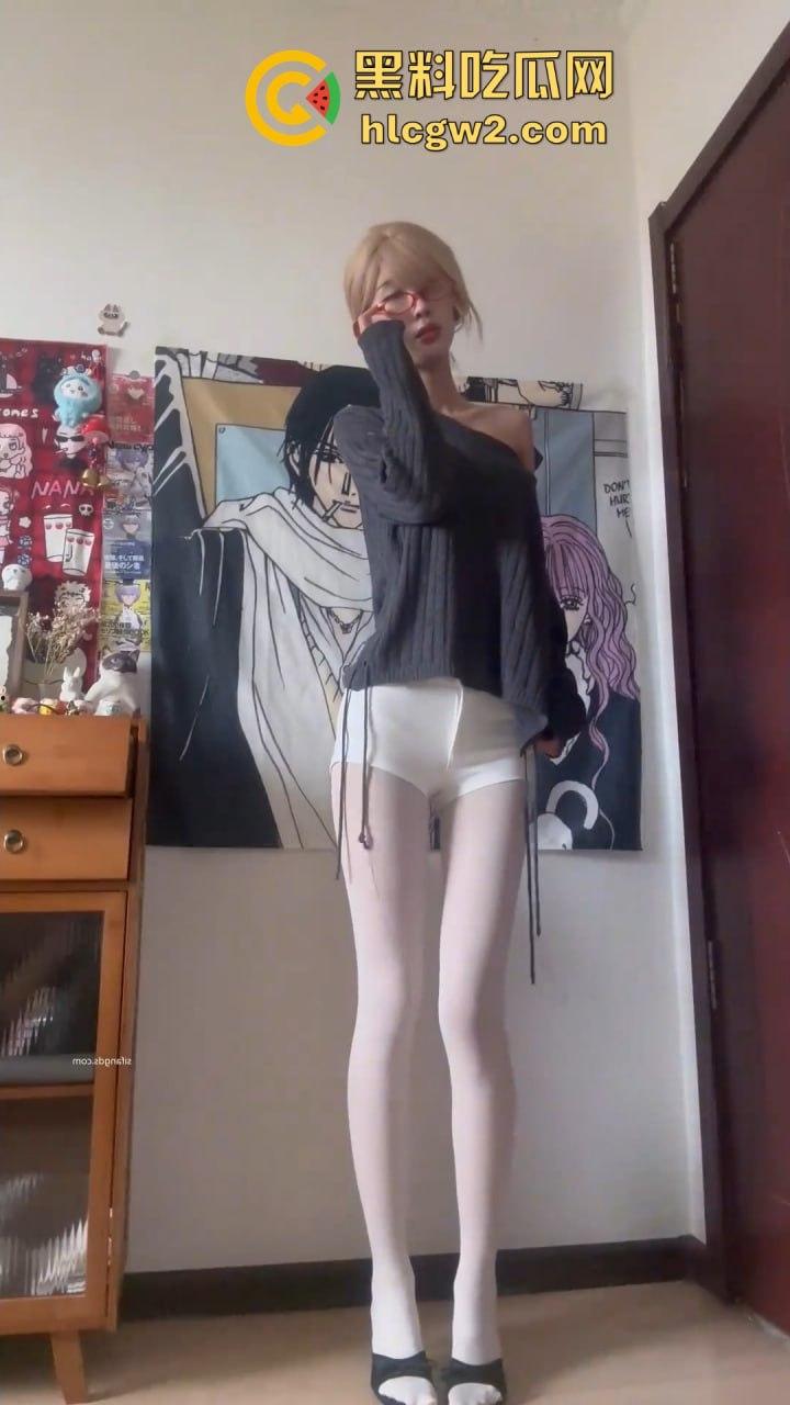 抖音40W粉反差婊网红【行简】第二弹母狗属性拉满 穿白丝露穴直播  前面刚玩出翔现在又来新骚操作！ 第14张