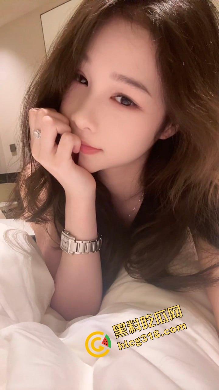 大奶邻居红色内衣辣秀骚姿，白天就撅屁股贴窗露奶，究竟是拍给老公还是干爹？光看这劲头床上得干疯了！  第1张