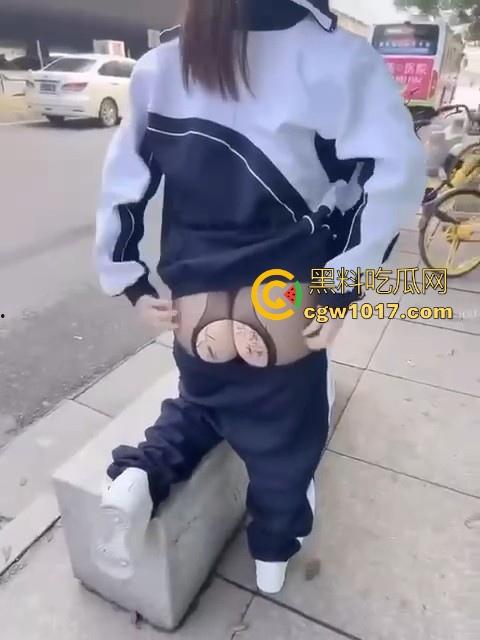 主人的新任务！清纯反差学妹户外找路人在肥臀上写淫语，写完还在其路边露出供观赏，还是你们会玩啊！  第7张