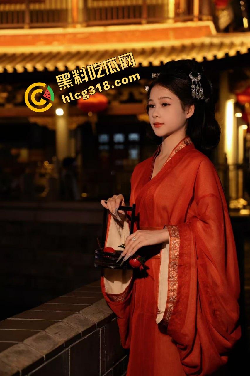 大奶邻居红色内衣辣秀骚姿，白天就撅屁股贴窗露奶，究竟是拍给老公还是干爹？光看这劲头床上得干疯了！  第6张