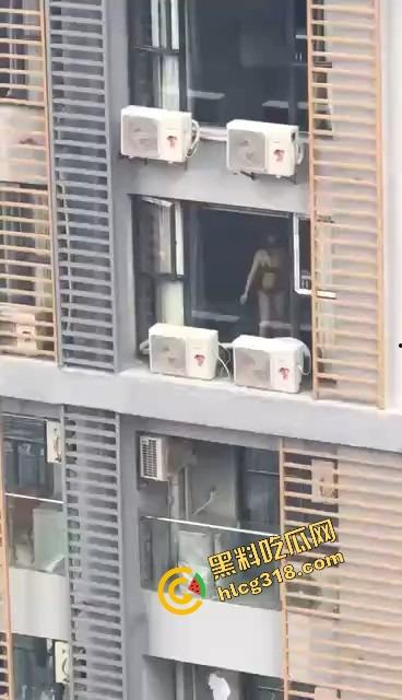 大奶邻居红色内衣辣秀骚姿，白天就撅屁股贴窗露奶，究竟是拍给老公还是干爹？光看这劲头床上得干疯了！  第8张