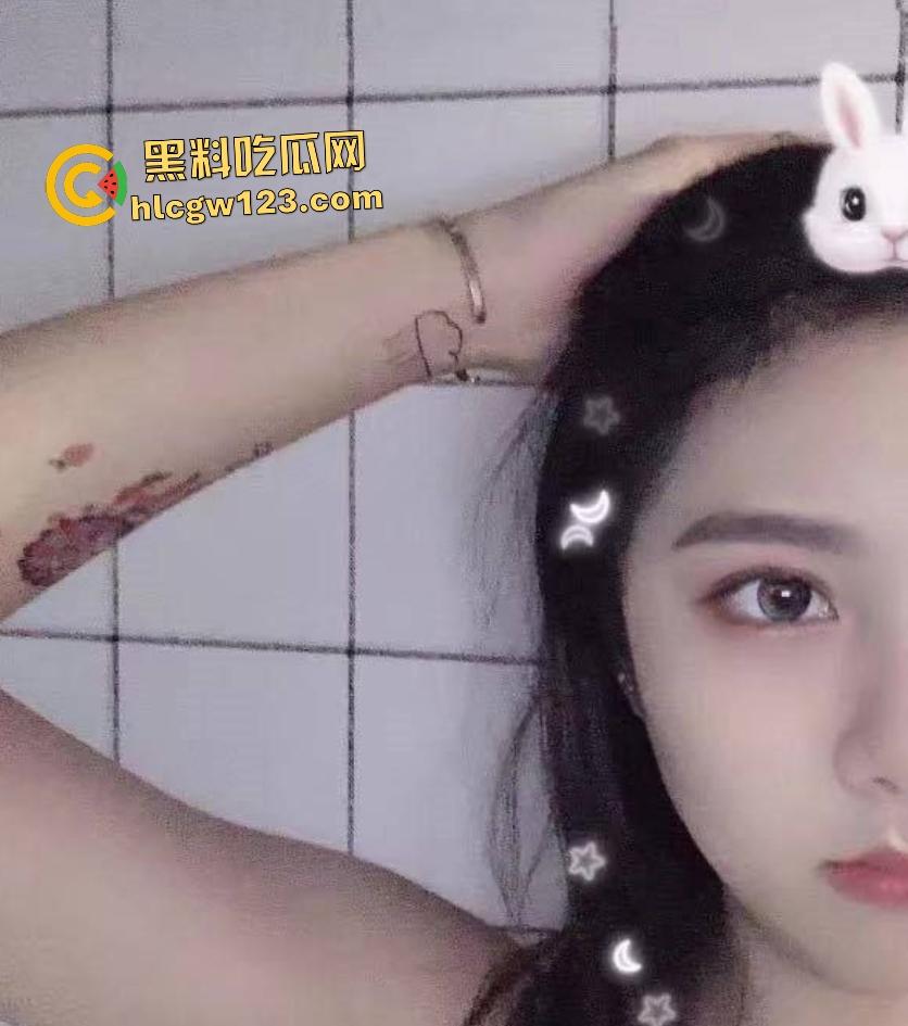 湖北师大【刘晴】大一骚女为奶茶免费骑乘，老板鸡巴太挺插不进去，只能用力掰！  第1张