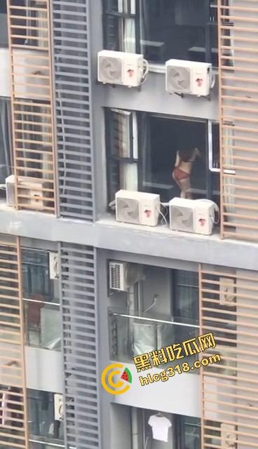 大奶邻居红色内衣辣秀骚姿，白天就撅屁股贴窗露奶，究竟是拍给老公还是干爹？光看这劲头床上得干疯了！  第10张