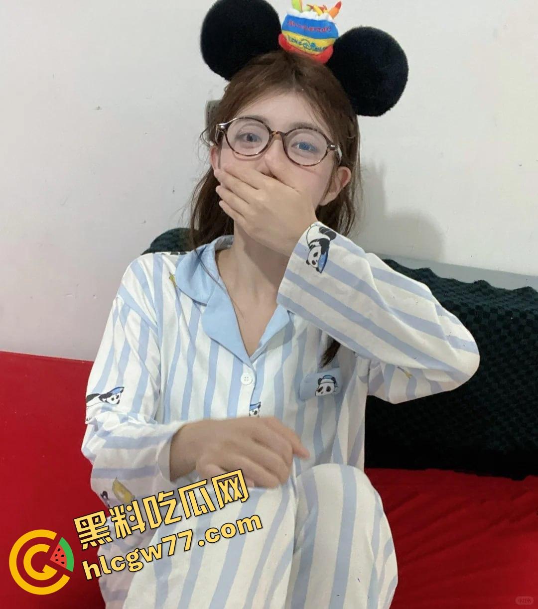 唐山邻居眼镜小妹『黎蒨』私拍曝光，被隔壁猥琐老王假借送礼为由，拉到厕所强制深喉打脸！  第1张