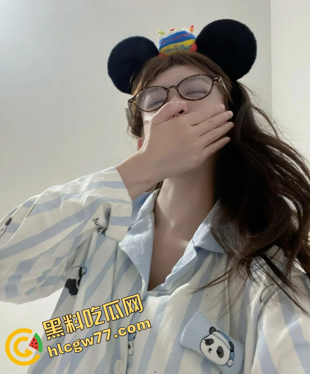 唐山邻居眼镜小妹『黎蒨』私拍曝光，被隔壁猥琐老王假借送礼为由，拉到厕所强制深喉打脸！  第2张