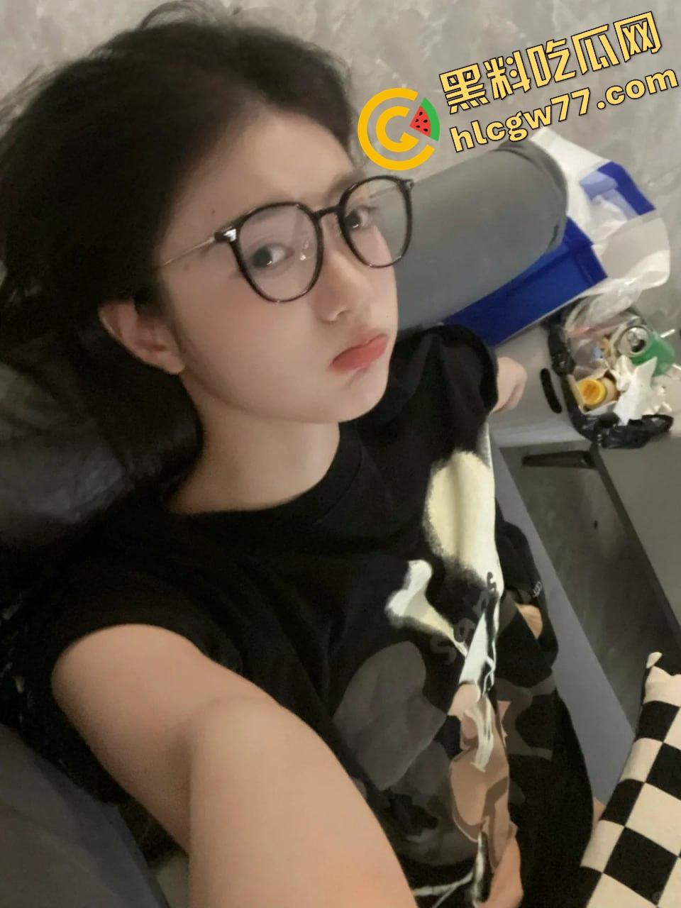 唐山邻居眼镜小妹『黎蒨』私拍曝光，被隔壁猥琐老王假借送礼为由，拉到厕所强制深喉打脸！  第4张