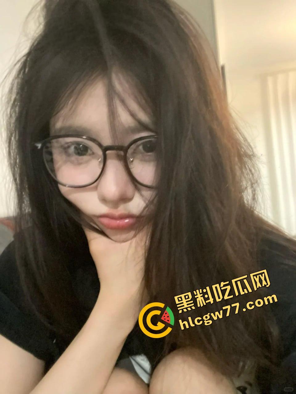 唐山邻居眼镜小妹『黎蒨』私拍曝光，被隔壁猥琐老王假借送礼为由，拉到厕所强制深喉打脸！  第5张