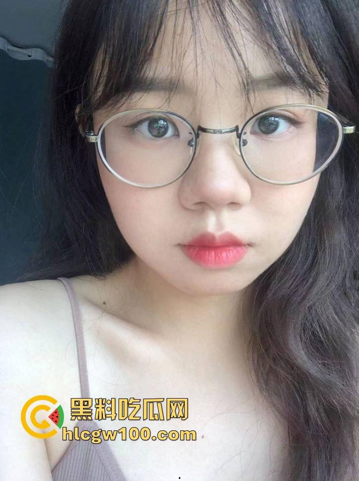 瓜友约炮极品清纯眼镜妹【谢雪莹】就读于武汉工商学院大一级，表面纯洁无瑕 私下却骚气满满！  第1张