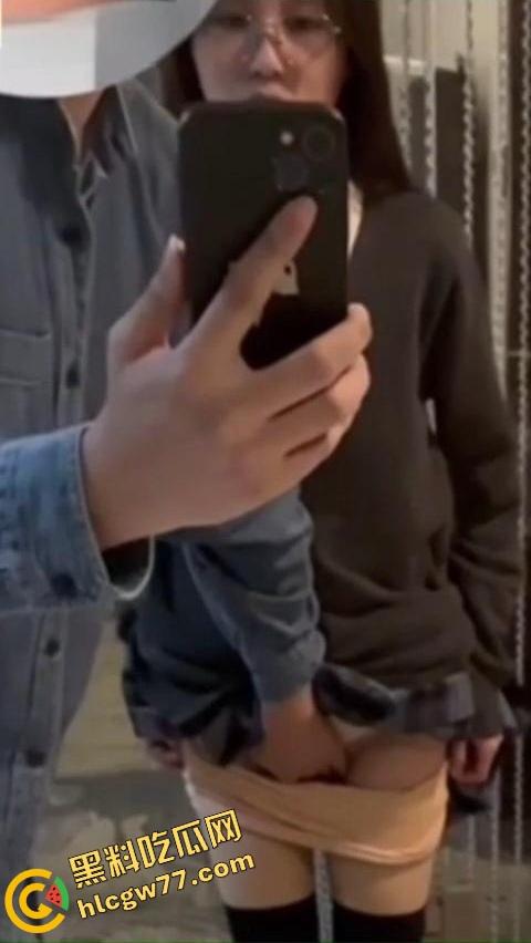 唐山邻居眼镜小妹『黎蒨』私拍曝光，被隔壁猥琐老王假借送礼为由，拉到厕所强制深喉打脸！  第9张