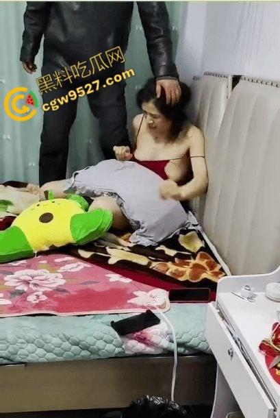 辽宁性感少妇誓死捍卫奸夫！爽的时候勇猛，挨打时却躲在角落，奸夫怂的一逼！  第1张