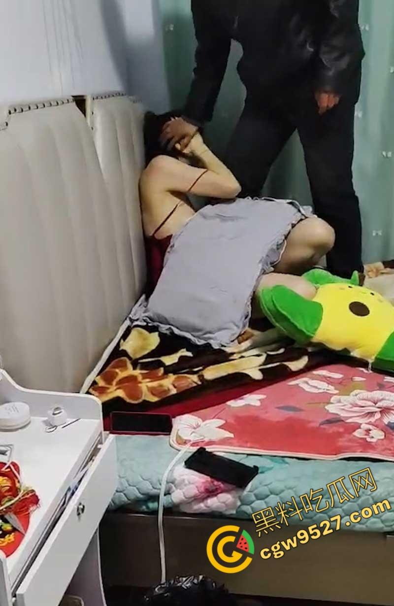 辽宁性感少妇誓死捍卫奸夫！爽的时候勇猛，挨打时却躲在角落，奸夫怂的一逼！  第5张