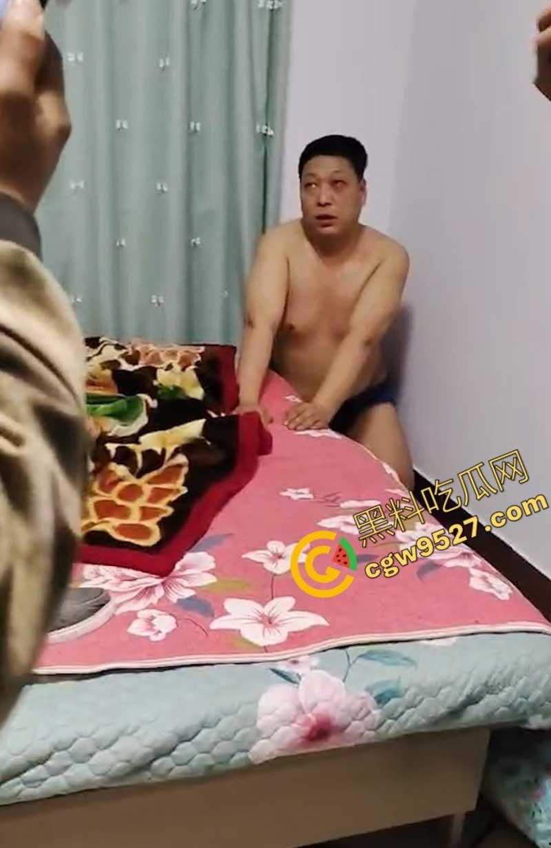 辽宁性感少妇誓死捍卫奸夫！爽的时候勇猛，挨打时却躲在角落，奸夫怂的一逼！  第7张