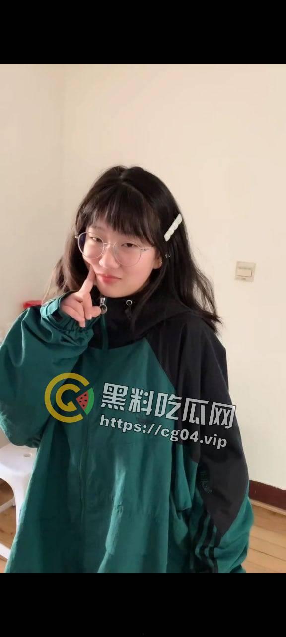 太原理工学院 好学生 【李佩佩】 cos展上约炮 喜欢发风骚自拍 被网友反手曝光  第1张