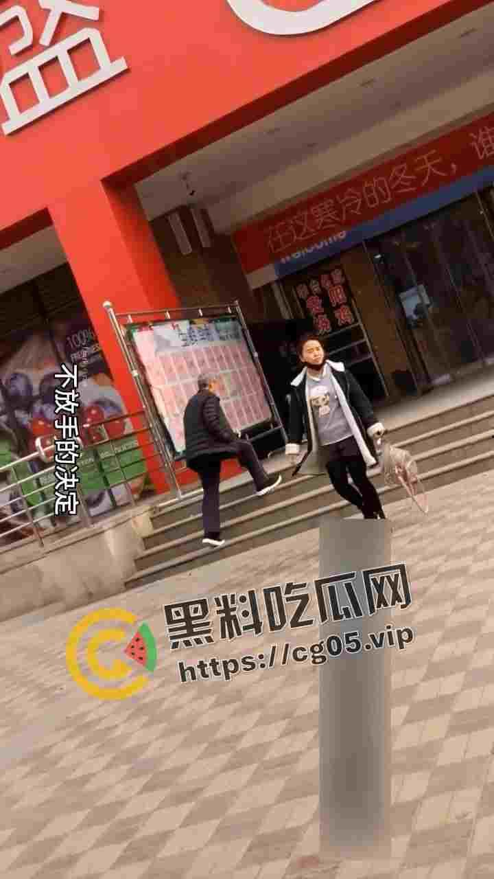 绝世老六！偷拍少妇上厕所 还要等别人出来跟别人说你的逼真黑  第3张