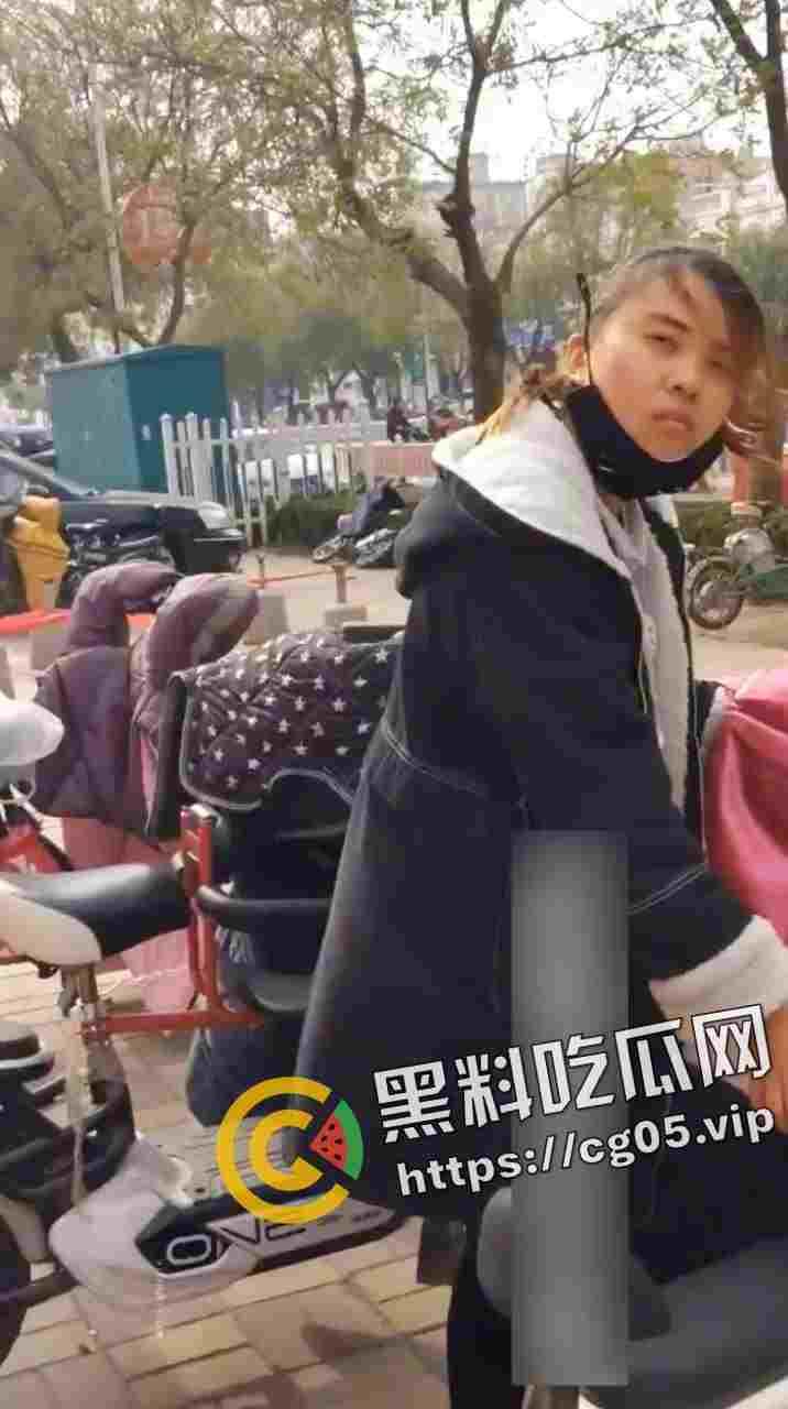 绝世老六！偷拍少妇上厕所 还要等别人出来跟别人说你的逼真黑  第4张